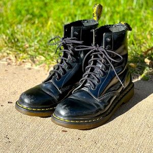 Dr. Martens 1460 WOMEN'S SMOOTH LEATHER LACE UP BOOTS
Black